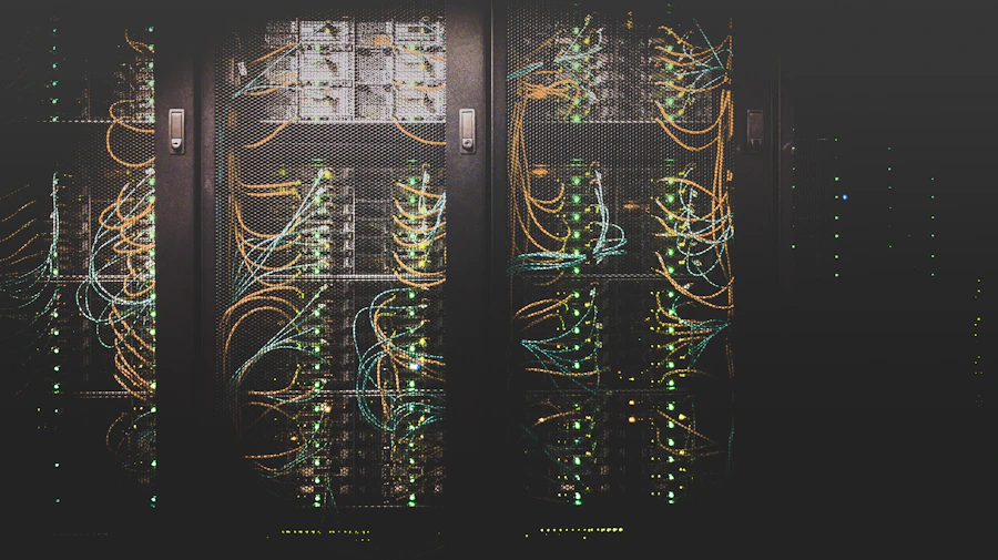 Corredor de racks em um centro de dados com iluminação difusa